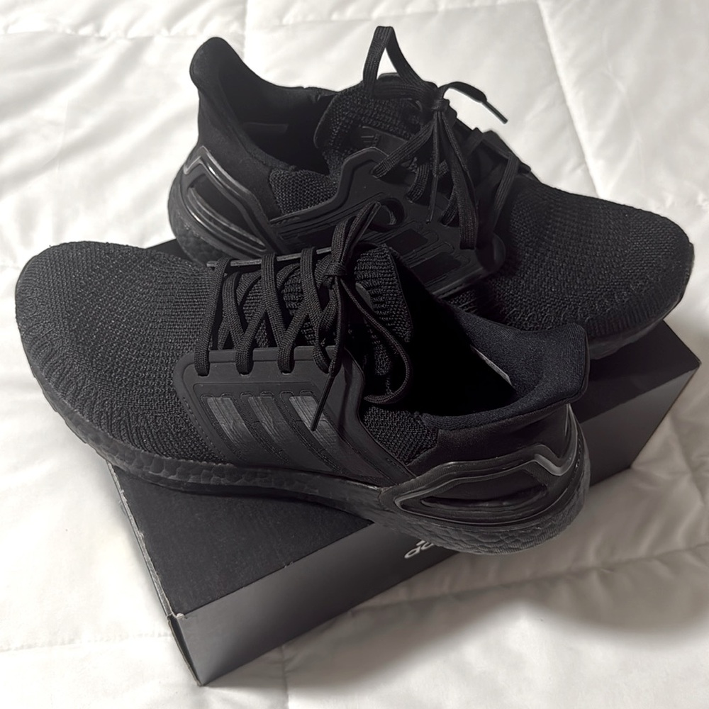 Excellent condition, super clean, Adidas Ultraboost 20 W 9 Black w box.